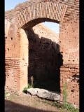 01317 ostia - regio ii - insula i - caserma dei vigili (ii,v,1-2) - westseite an der via della fontana - raum (24) - 01-2024.jpg